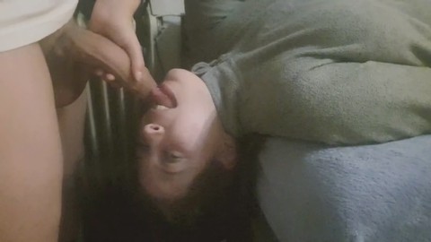 La giovane sorellastra di 20 anni fa un pompino e ingoia con maestria