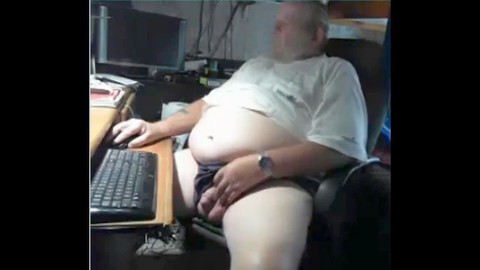 Tentadores y pequeños testículos de papá que hacen que se te haga agua la boca.