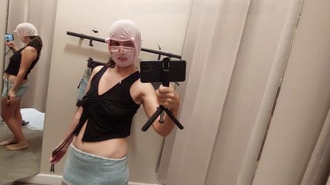 Linda morena en el probador muestra sus grandes atributos y su atractivo peludo