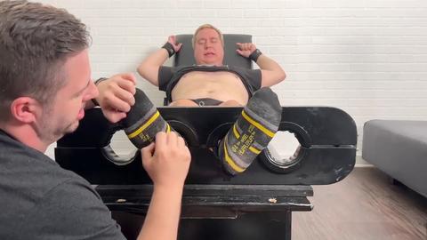 Chubby Diffy provoca a Dom Daddy Matt con un poco de diversión haciéndole cosquillas en los pies.